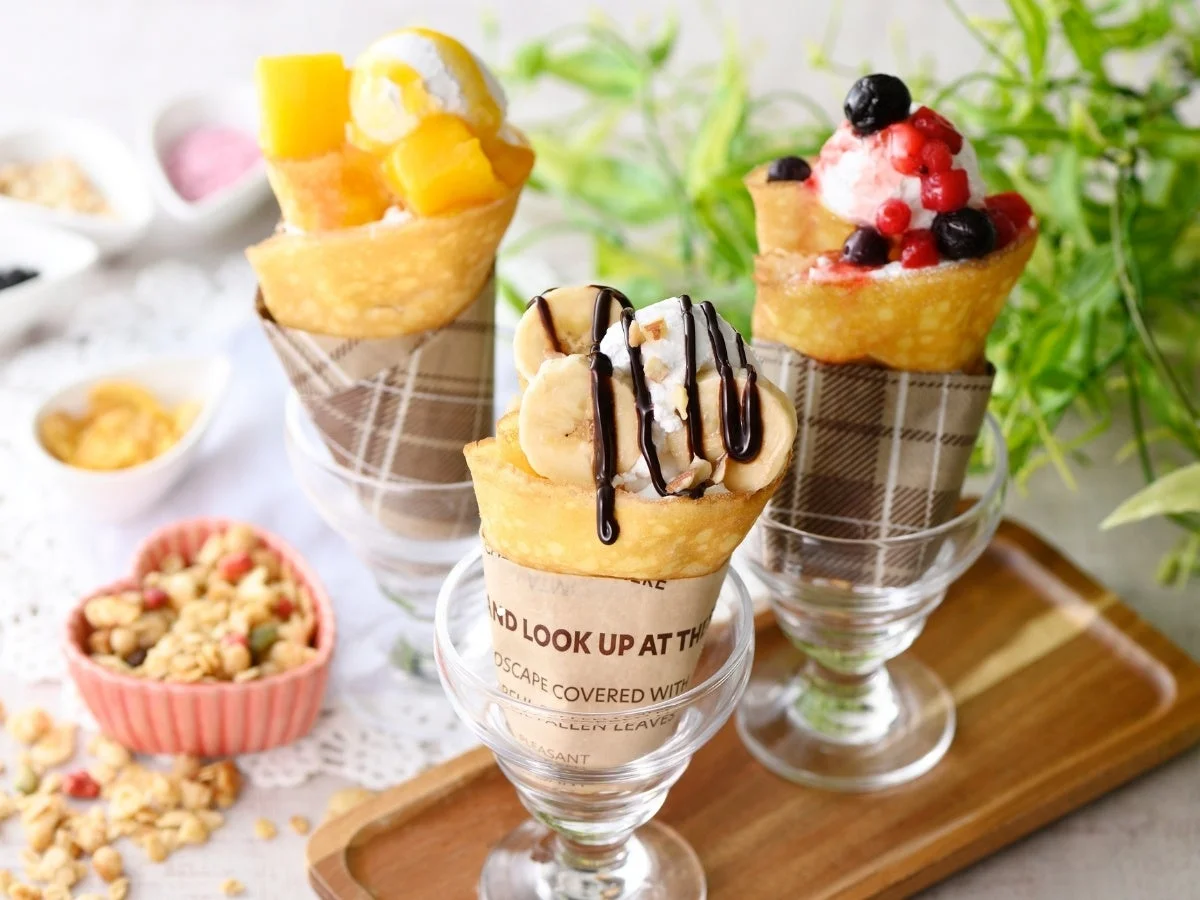 グラスに入った3つのカラフルなフルーツクレープ