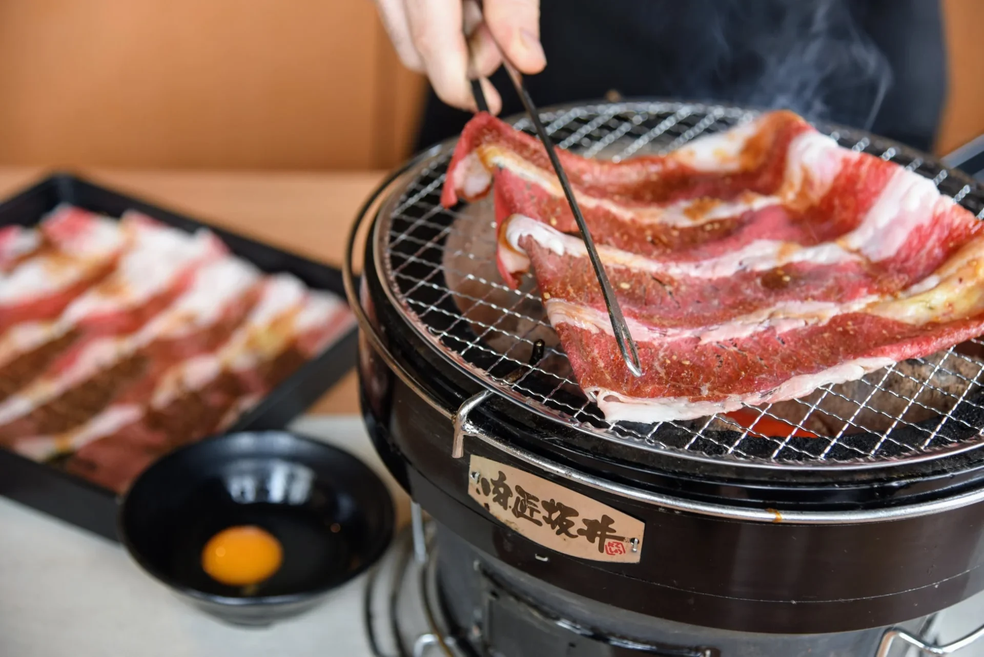 焼肉を焼いている様子