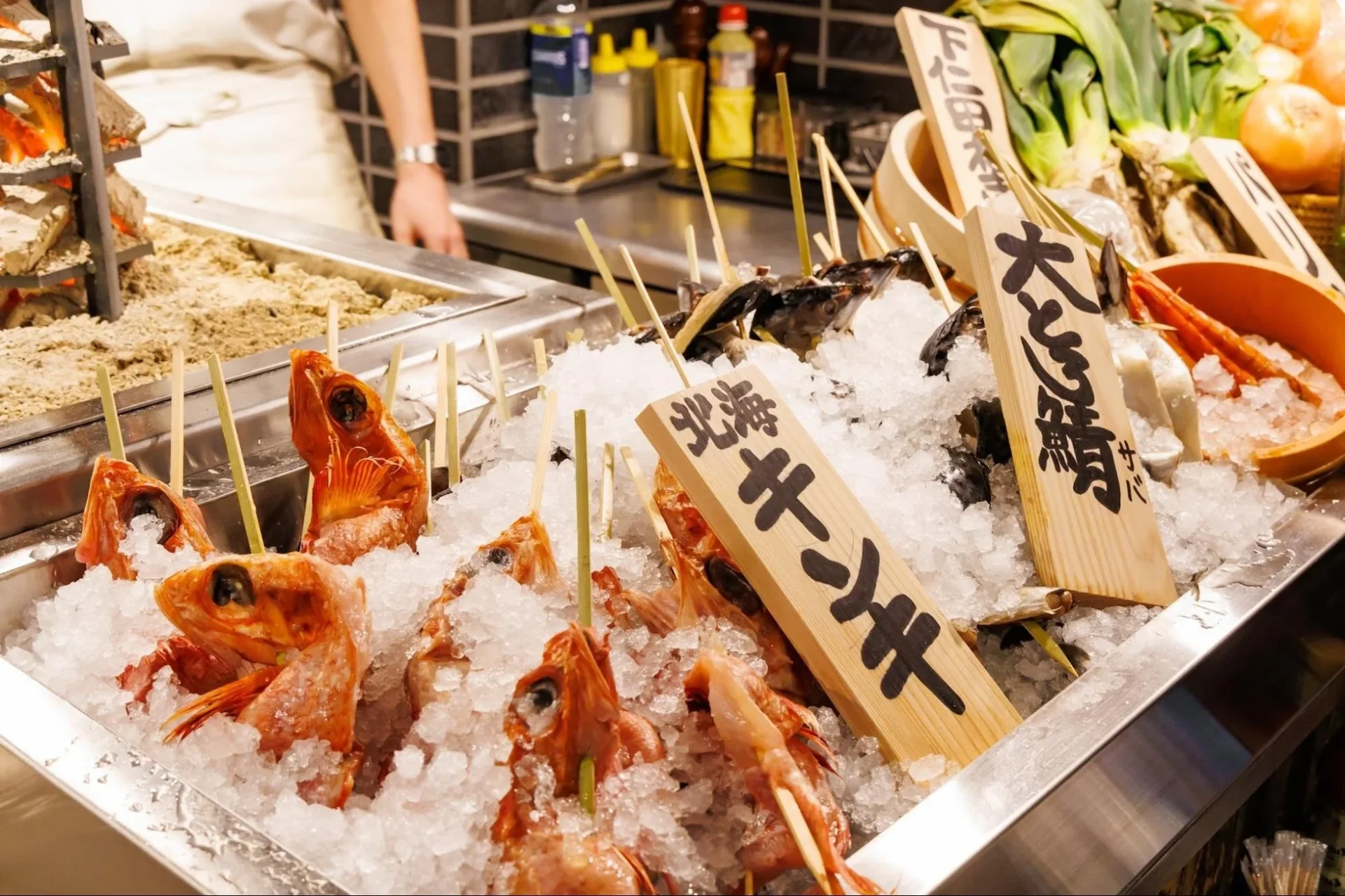 氷の上に並べられた新鮮な魚介