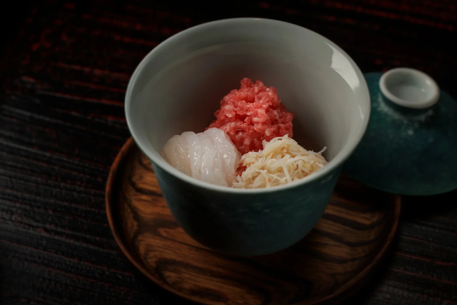深みのある器に盛られた和食の逸品