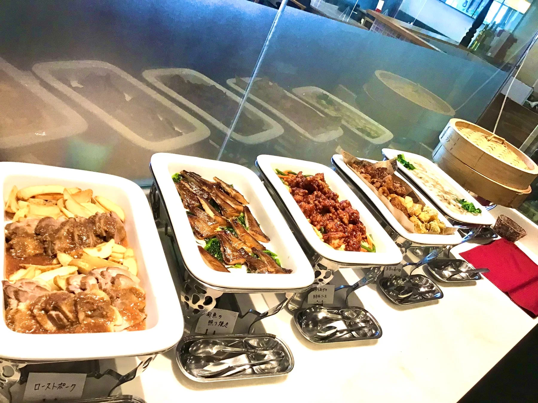 温かい料理のビュッフェ