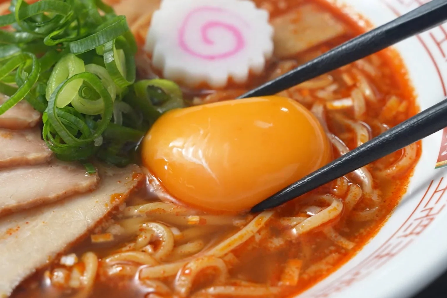 生卵が乗ったラーメン