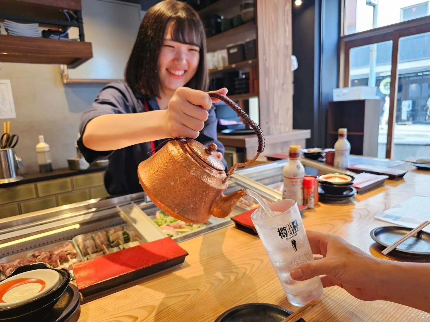 やかんからお酒を注ぐ「やキャンタ」