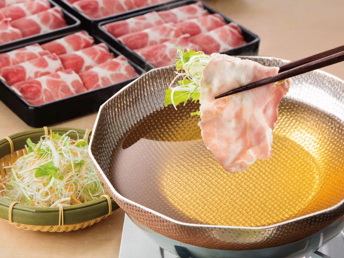 豚肉を鍋にくぐらせるしゃぶしゃぶ