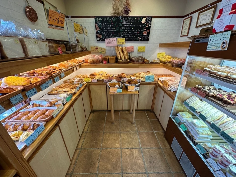 パンが並ぶ店内