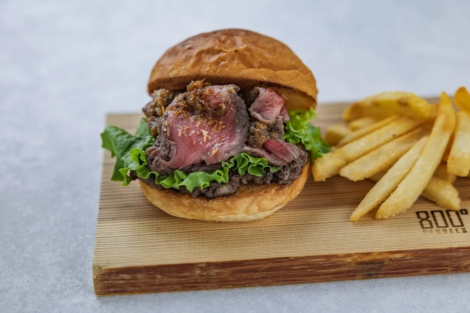 ローストビーフバーガー ～タマネギぐるりこソース～