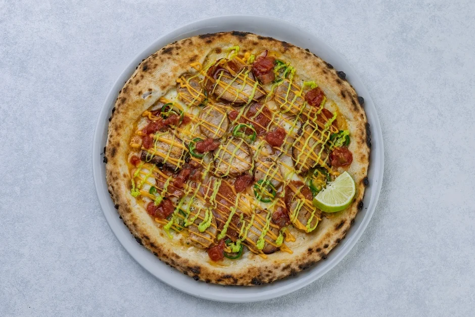 ぐるりこソーセージとカルニタスのPizza Mexicana
