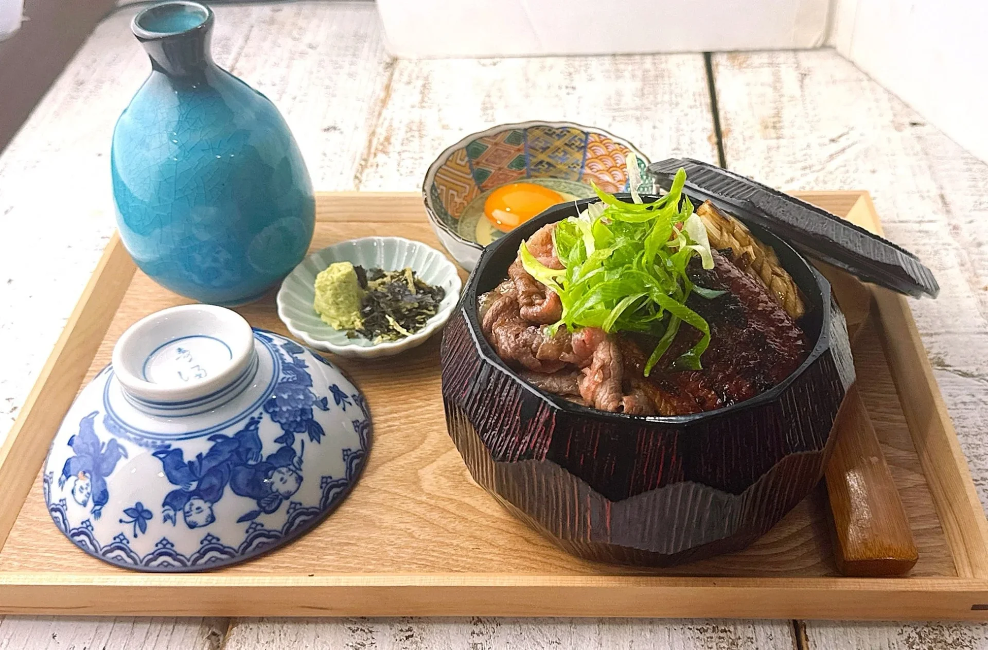 牛肉と青ネギが乗った肉丼