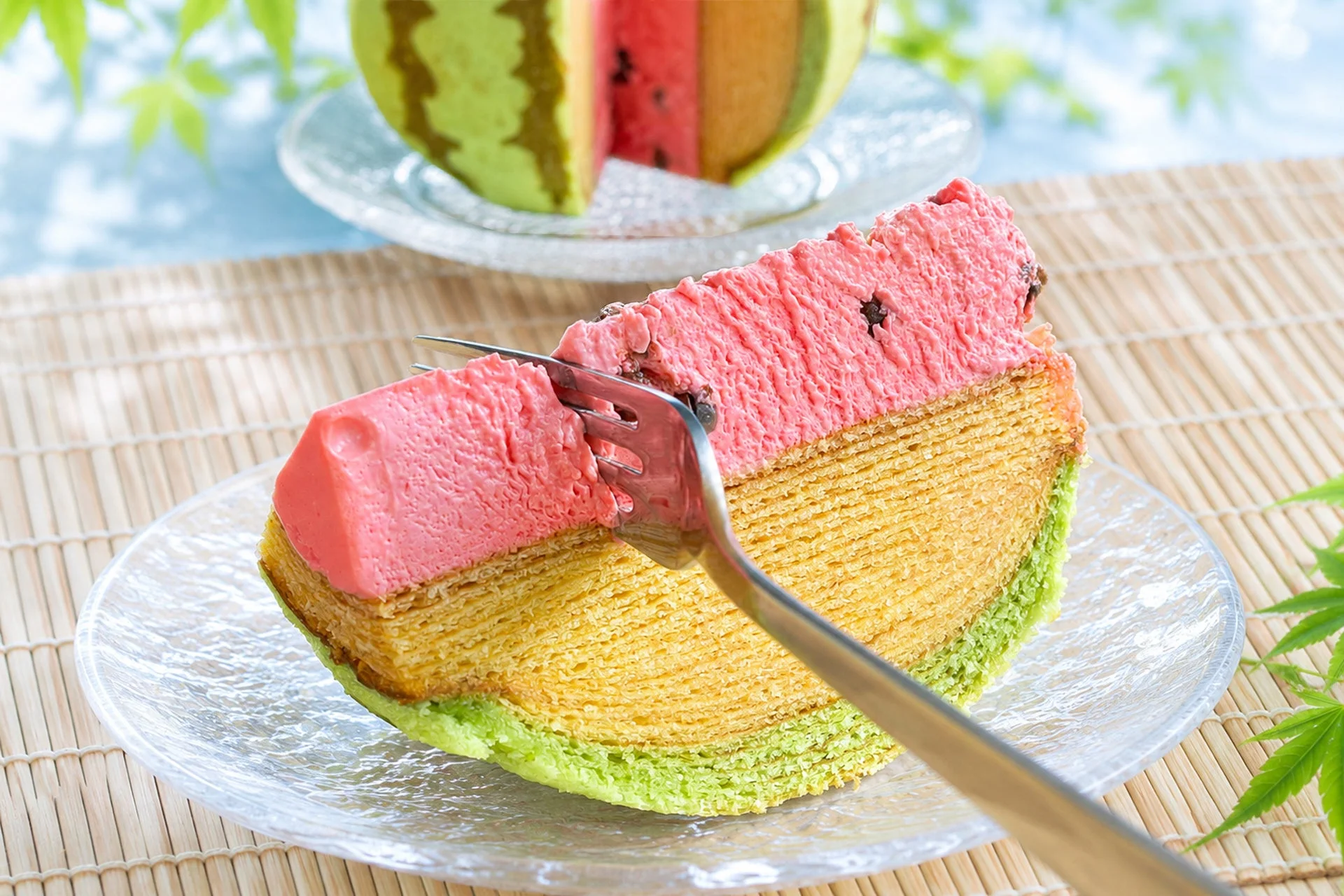 カットされた「すいかバウム」を食べる様子