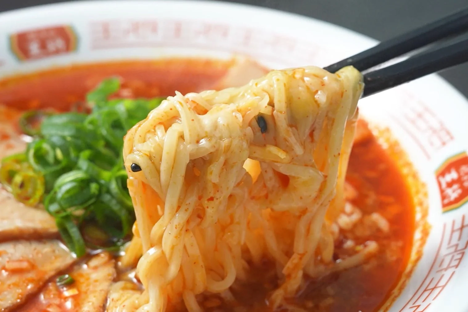 箸で持ち上げられたラーメンの麺