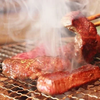 焼肉を焼いている様子