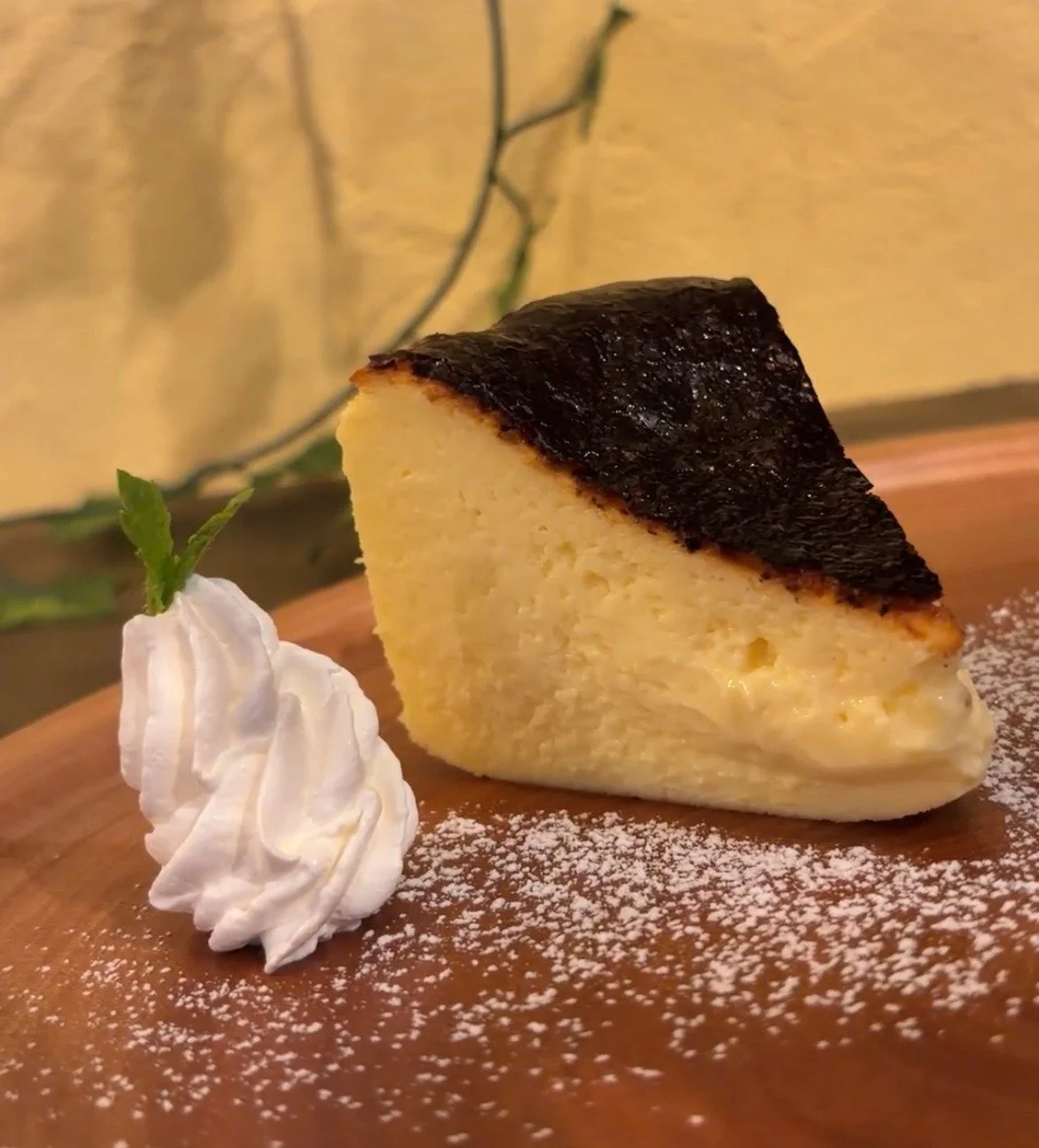 焦げ目のついたバスクチーズケーキ