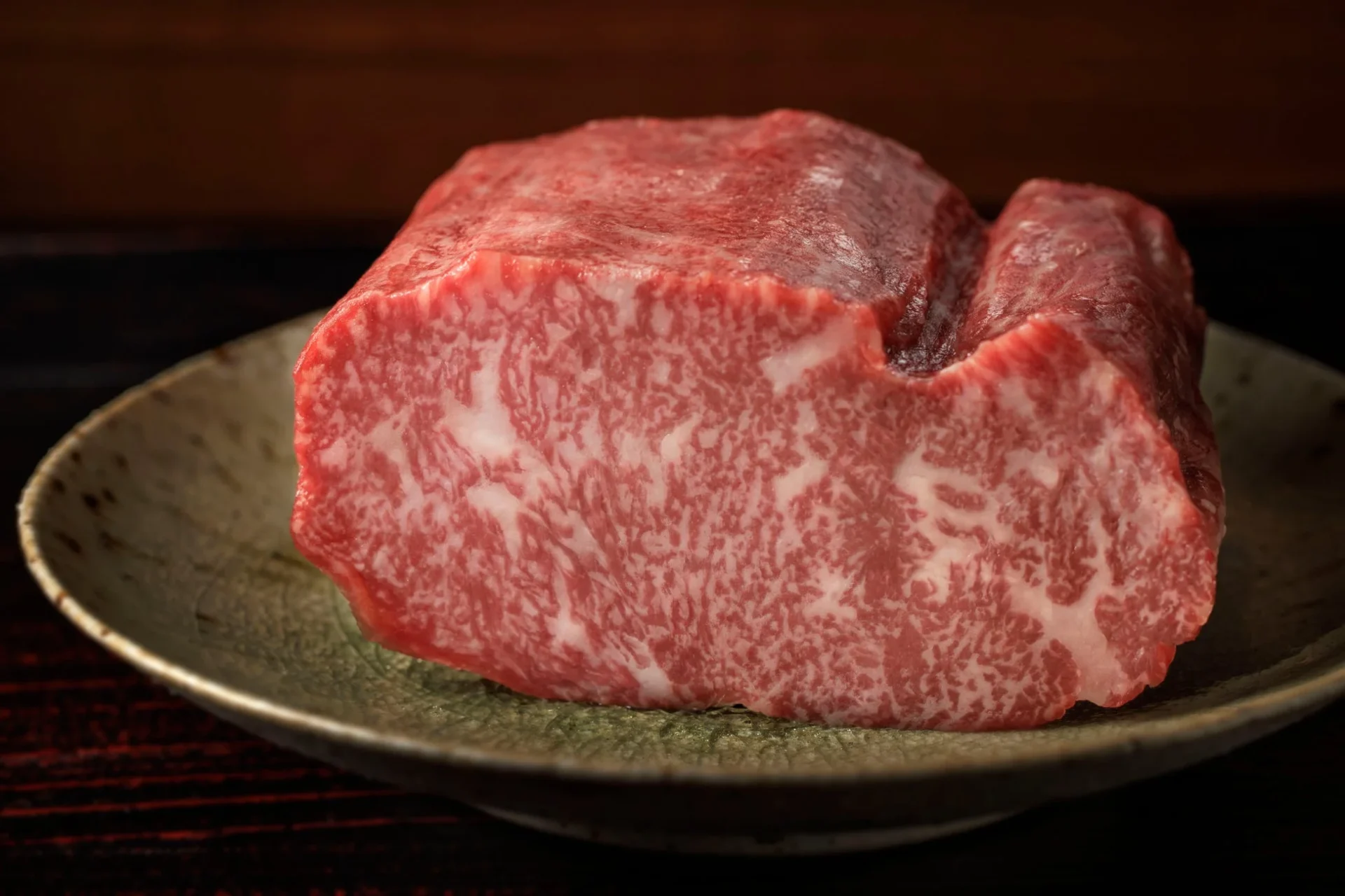 美しい霜降りの入った新鮮な生の牛肉の塊