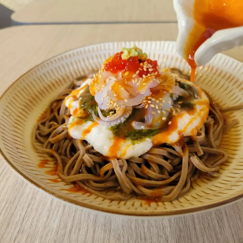 白イカねばりっこそば(冷)～いくら醤油仕立て～