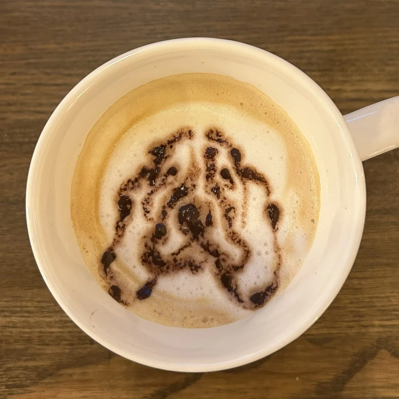 白いマグカップに入ったカフェラテ