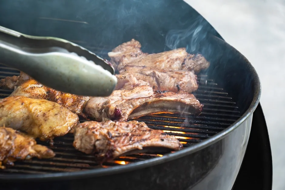 炭火で焼かれる骨付き肉
