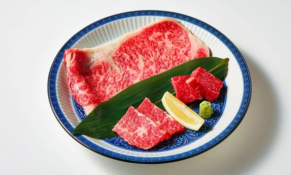 美しい霜降りの和牛の塊と切り身