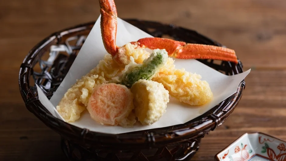 竹かごに入ったカニの天ぷら