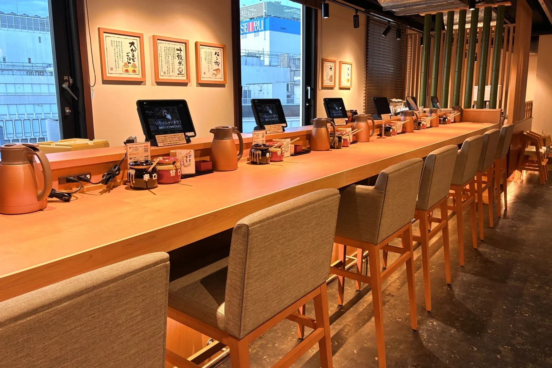 店内のカウンター席