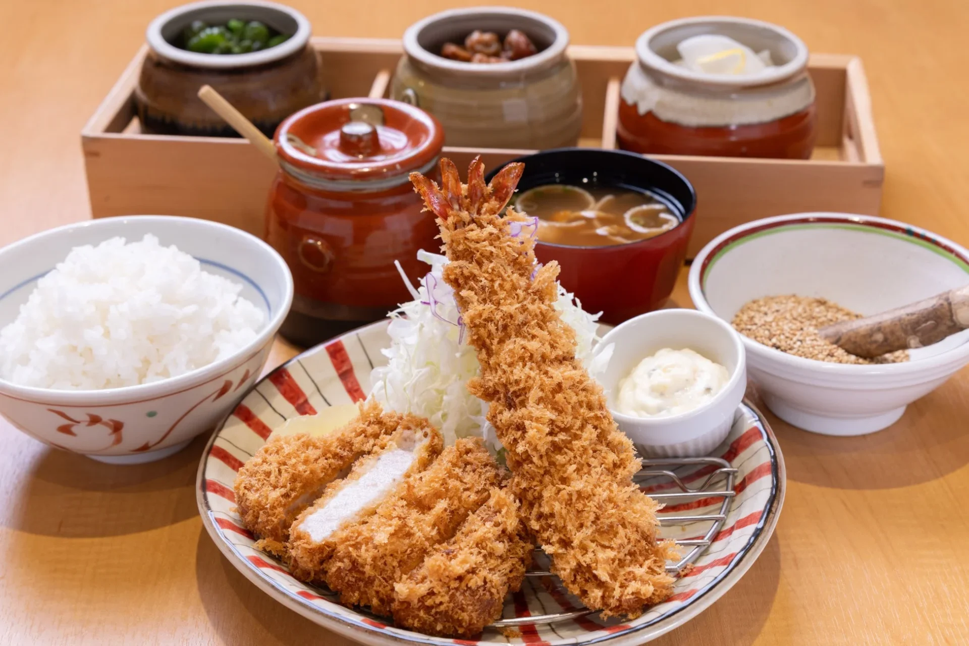 とんかつとエビフライの定食