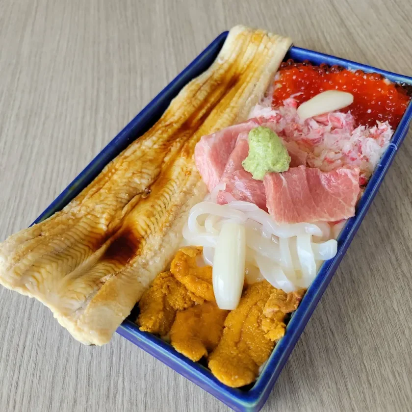 7種丼～白イカ・かに・バイ貝・地魚・アナゴ・一夜干し・マグロ・いくら～