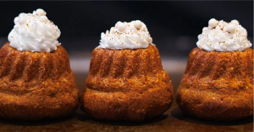 ホイップクリームと粉末がトッピングされたミニバントケーキ