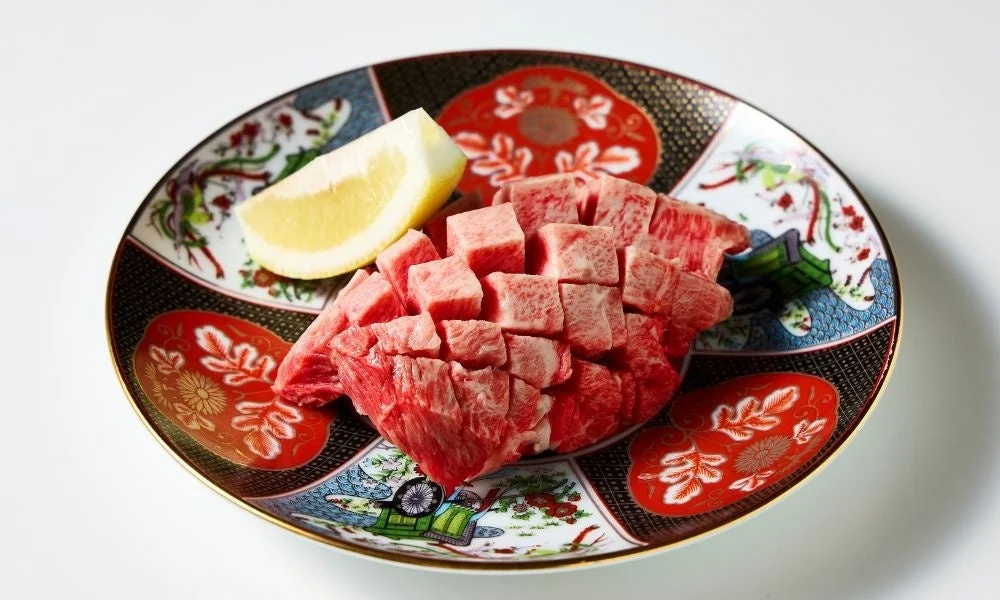 サイコロ状にカットされた霜降り和牛肉