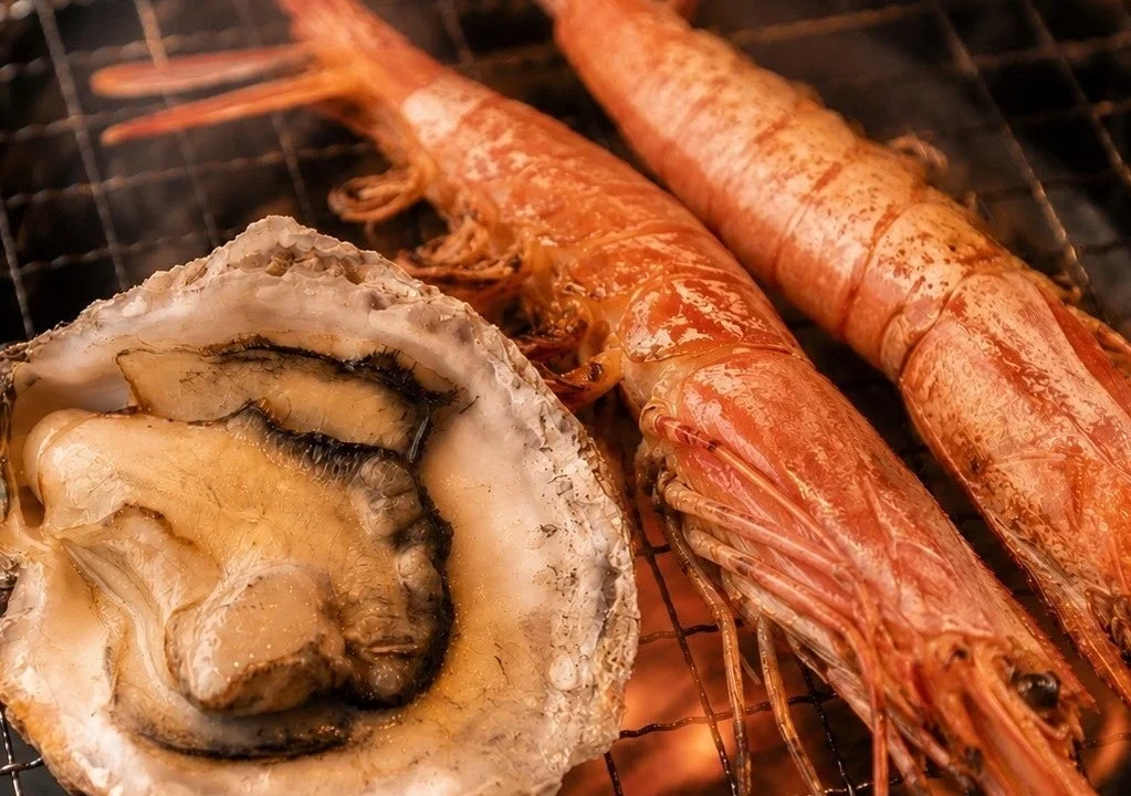 海鮮酒場「なみ小屋」で贅沢食べ飲み放題が新登場！牡蠣・赤海老の浜焼き、あて巻きと海老しゃぶを心ゆくまで堪能