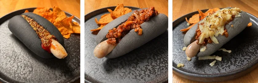 軽食中 黒いホットドッグ