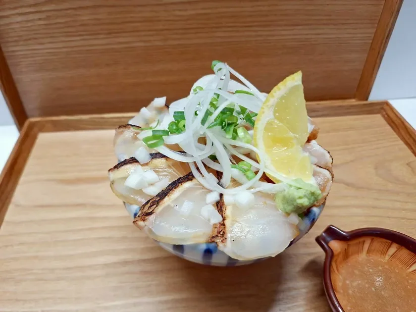 土田さんの新玉ねぎを使ったなまずと真鯛の炙り塩レモン丼