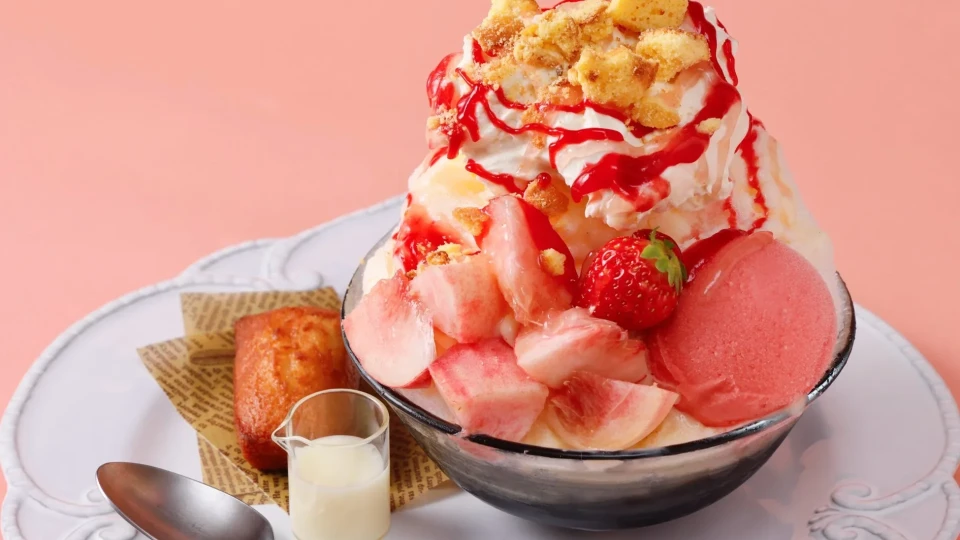 パティスリー＆カフェ デリーモ、旬の桃とイチゴを重ねた「パフェ氷」新作が麻布台ヒルズ店限定で登場！