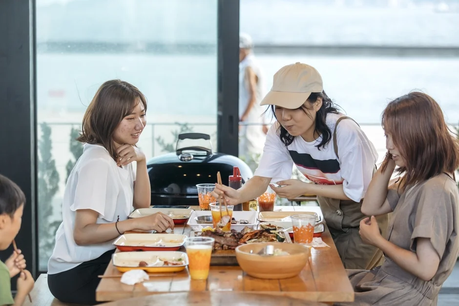 BBQを楽しむ女性たち