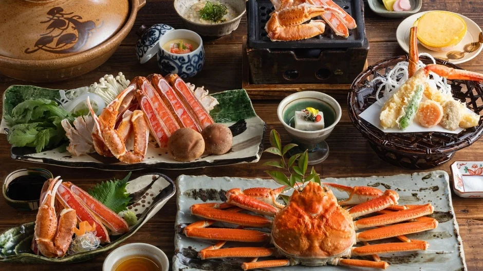 豪華なカニ料理の会席膳