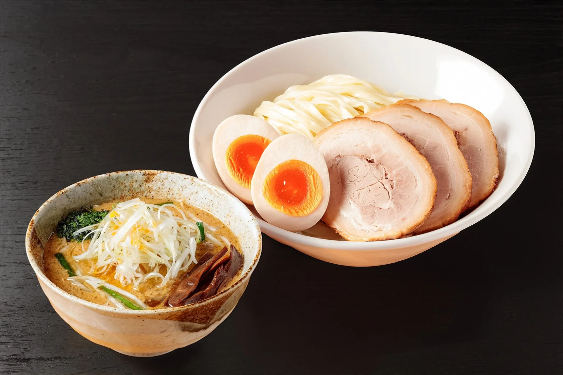 濃厚なつけ汁と、コシのある麺、チャーシュー、味玉が別々の器に盛られたつけ麺のセット