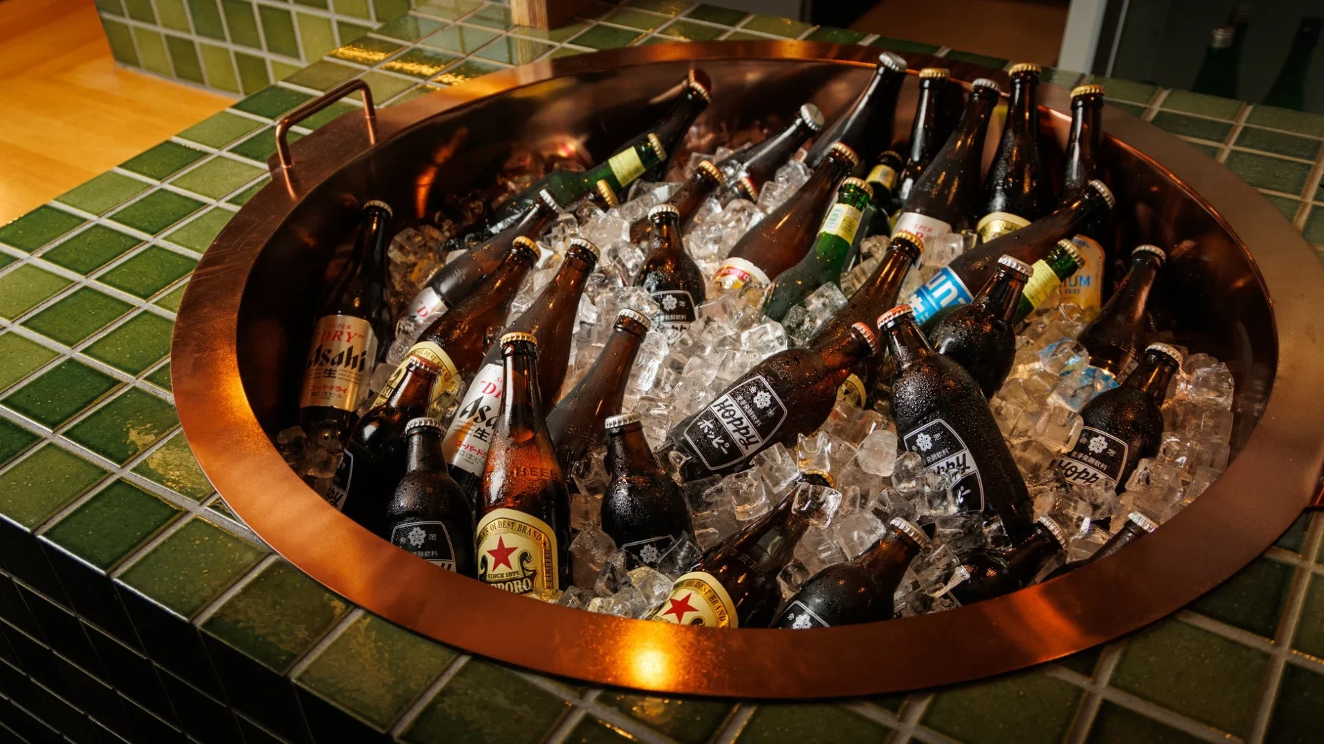 氷で冷やされたビールとホッピーの瓶