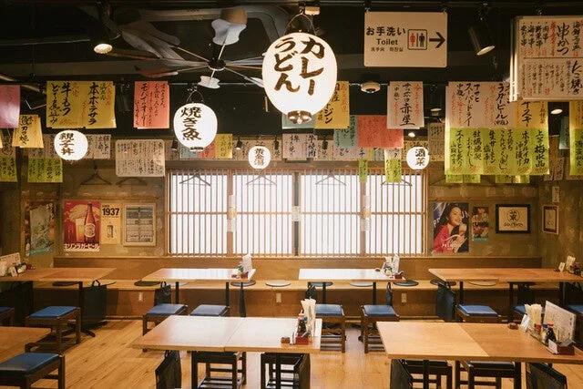 賑やかな店内の様子と手書きメニュー