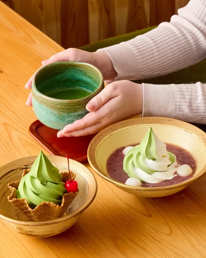 抹茶ソフトクリームとあんみつ風の和スイーツ、抹茶のお茶碗