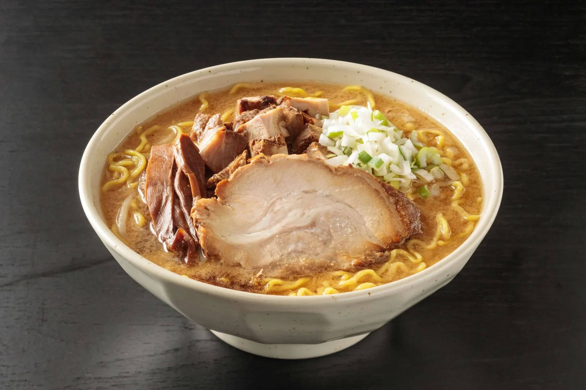 大きなチャーシュー、メンマ、刻みネギがたっぷり乗った、食欲をそそるラーメン