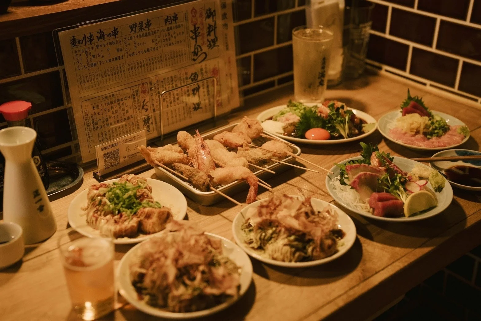 串かつ、たこ焼き、鮮魚の盛り合わせ