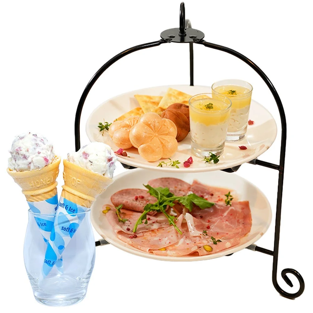 二段のフードスタンドに、生ハムやパン、スープ、クラッカーなどの軽食と、別添えでコーンに入ったアイスクリームが2つ並べられています