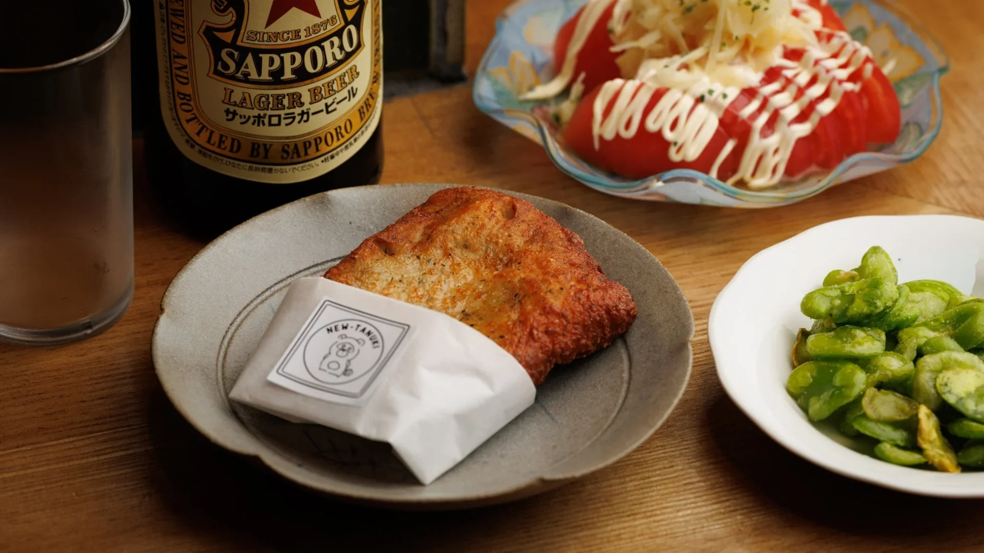フライドチキン「たぬチキ」とサッポロラガービール
