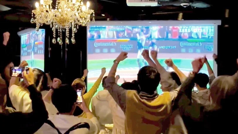 スポーツ観戦を楽しむ人々