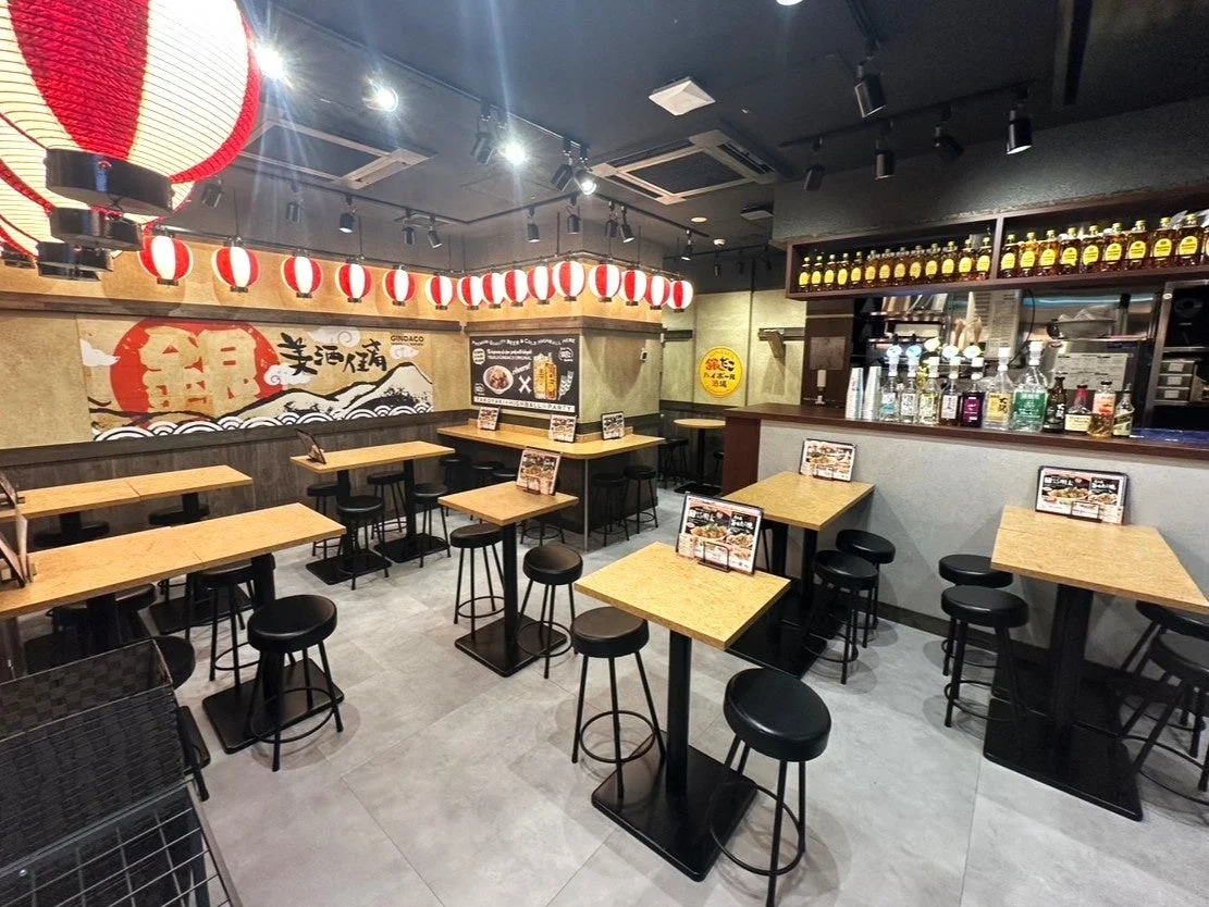 赤提灯が灯る活気ある店内
