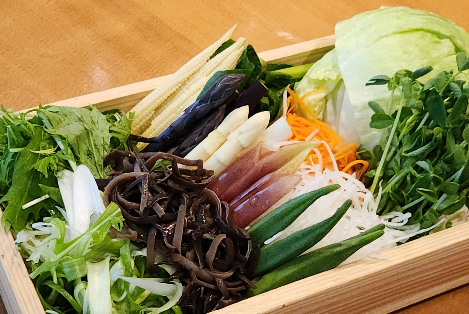 色とりどりの新鮮な野菜の盛り合わせ