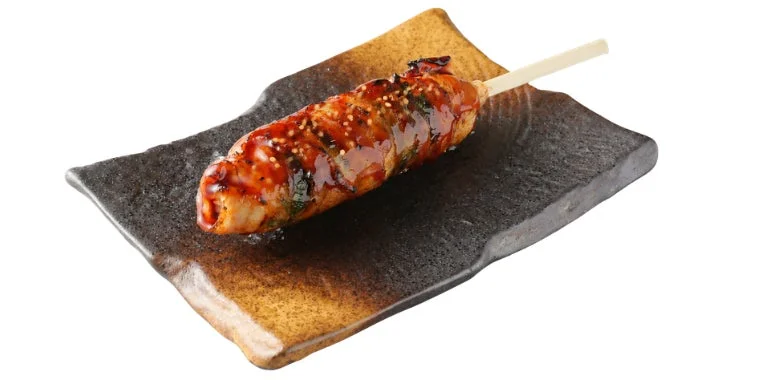 照り焼きのタレとごまがかかった串焼き