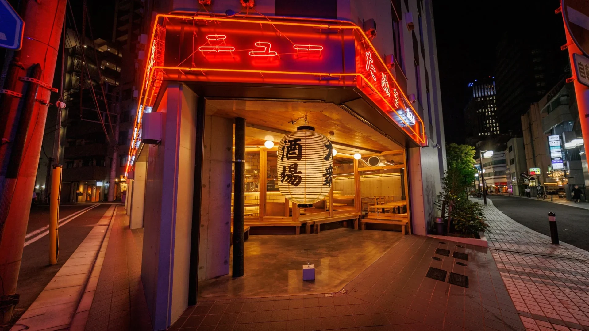夜の日本の街角にある大衆酒場の外観
