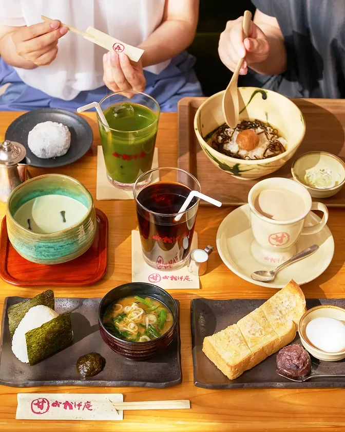 おにぎり、味噌汁、トースト、あんこ、抹茶、コーヒーなど