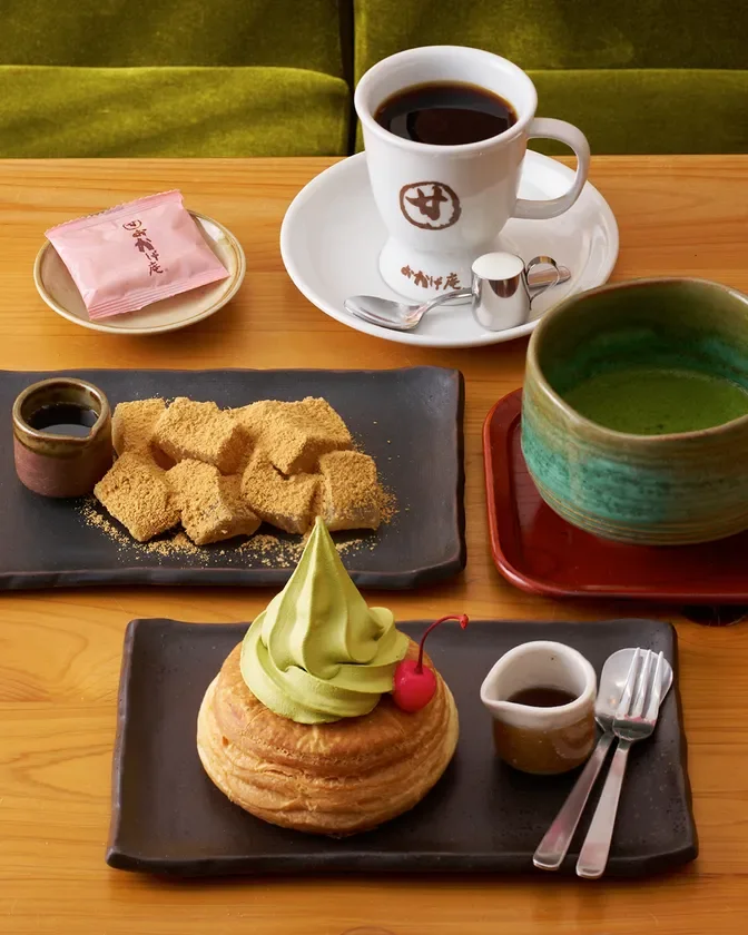 きな粉餅、抹茶ソフトクリームが乗ったパイ、コーヒー、抹茶
