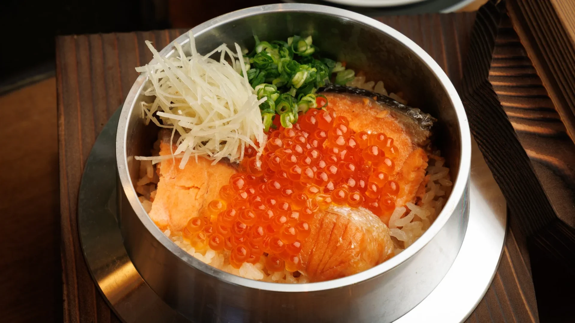鮭といくらがたっぷりの熱々釜飯