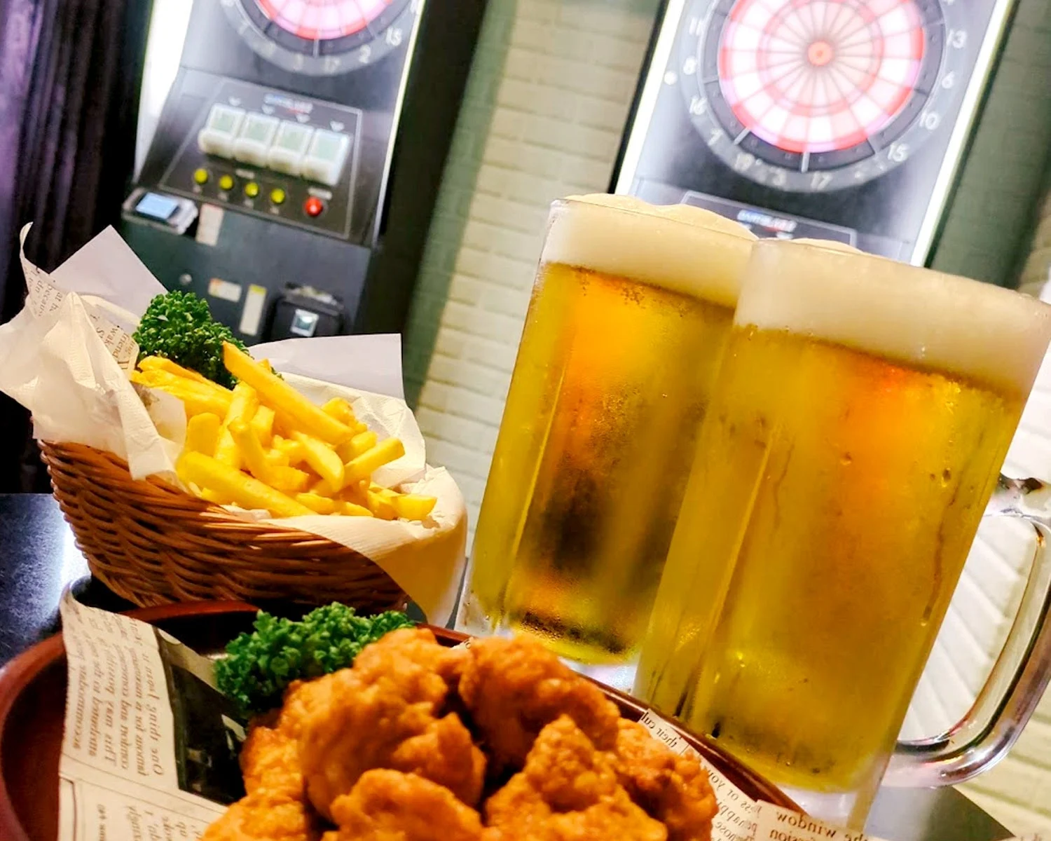ビールやカクテル、ショットグラスが並ぶ